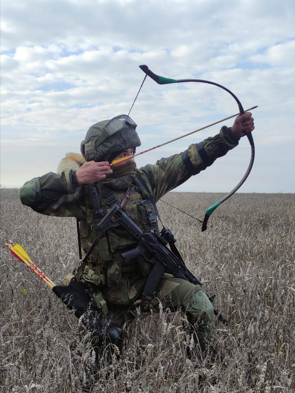 Руски войник с лък и стрели